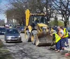 RUPE PARALISALE SAOBRAĆAJ: Počela sanacija oštećenog kolovoza u Banjaluci (VIDEO)