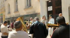 ПРАТИО ИХ ЧИТАВ ОРКЕСТАР: Миро и Анастасија развеселили Бањалучане (ВИДЕО)