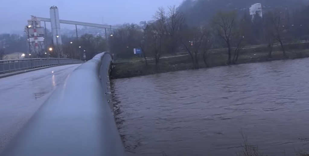 KRITIČNO KOD DOBOJA: Vodostaj Bosne u snažnom porastu (FOTO)