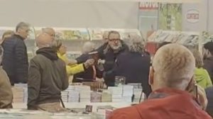 PROLAZNICI OSTALI U ČUDU: Tuča na sajmu knjiga u Sarajevu (VIDEO)