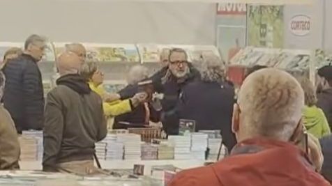 ПРОЛАЗНИЦИ ОСТАЛИ У ЧУДУ: Туча на сајму књига у Сарајеву (ВИДЕО)