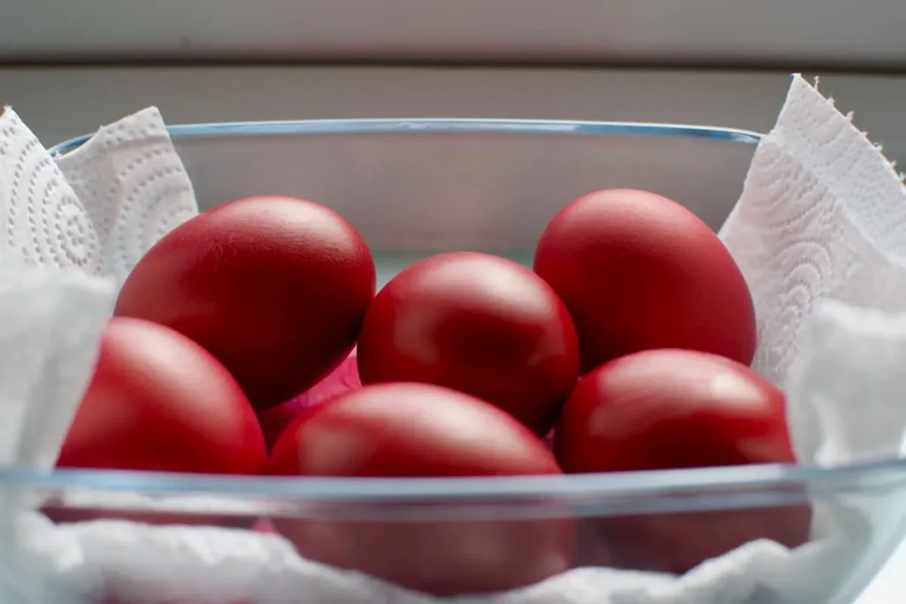 RUSKINJE PRAVE NAJLJEPŠA CRVENA JAJA ZA VASKRS: Tajna je u jednom sastojku koji se dodaje pri kuvanju