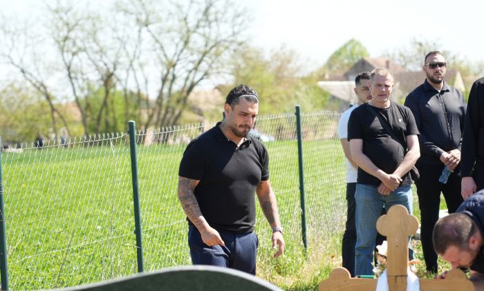 40 ДАНА ОД СМРТИ БРАТА ДАРКА ЛАЗИЋА: Породица и пријатељи се окупили на гробљу