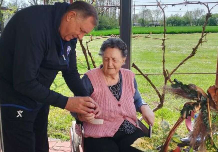 „NAJRADOSNIJI PRAZNIK SA MOJOM MIROM“: Dodik proslavlja Vaskrs sa majkom