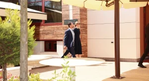 POVEO I VJERENICU SA SOBOM: Evo ko je sve stigao u delegaciji sa Trampovim sinom (FOTO/VIDEO)