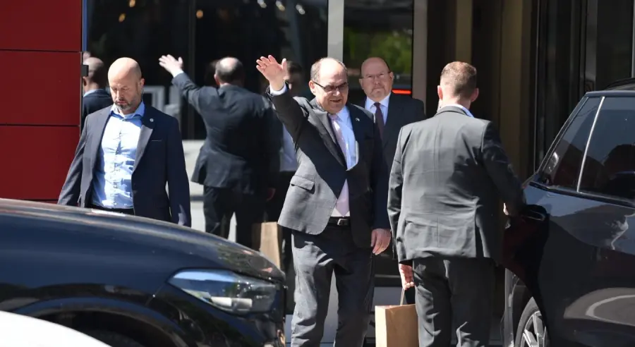 ШМИТ ПОБЈЕГАО ОД НОВИНАРА: С ким се састао у Бањалуци?