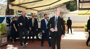 ЧУВА ГА ЈАКО ОБЕЗБЈЕЂЕЊЕ И ПРИПАДНИЦИ САЈ: Трампов син стигао пред Палату Републике (ВИДЕО)