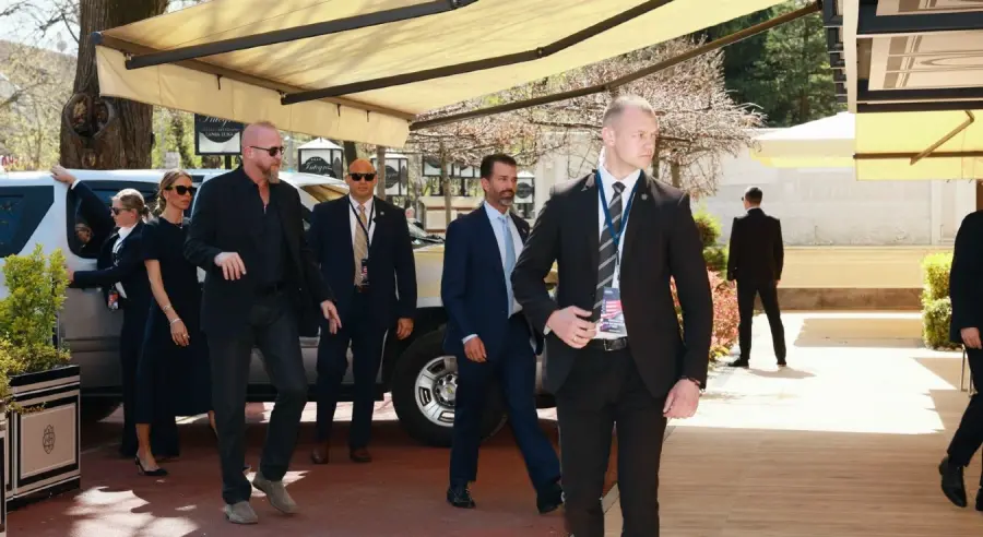 ČUVA GA JAKO OBEZBJEĐENJE I PRIPADNICI SAJ: Trampov sin stigao pred Palatu Republike (VIDEO)