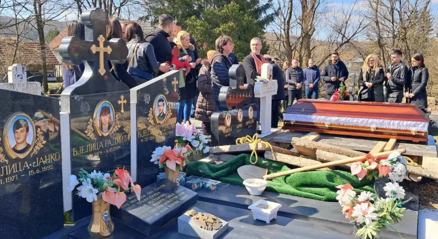 „HEROJ KOJEG NJEGOV NAROD NEĆE NIKAD ZABORAVITI“: Sahranjen Marinko Bjelica, otac troje poginulih boraca Vojske Republike Srpsk