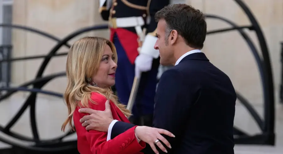 NIJE OČEKIVALA POLJUBAC: Meloni ostala u čudu zbog dočeka Makrona