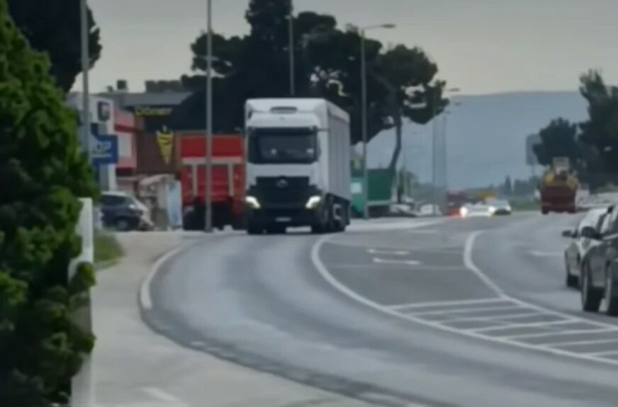 DIRLJIV PRIZOR U MOSTARU: Kamiondžija naglo zakočio na prometnoj cesti, razlog će vas oduševiti (VIDEO)