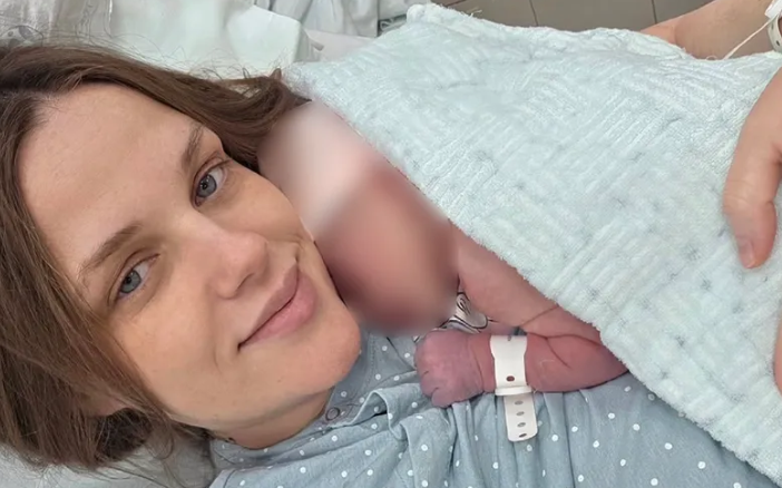 NEKA JE ŽIVA I ZDRAVA: Poznata pjevačica donijela djevojčicu na svijet