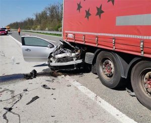 ТРАГЕДИЈА КОД БАЈАКОВА: Погинуо држављанин БиХ, сапутница тешко повријеђена