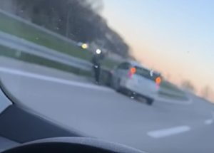 HAOS NA AUTOPUTU BANJALUKA-GRADIŠKA: Vozilo se zakucalo u zaštitnu ogradu blizu tunela (VIDEO)