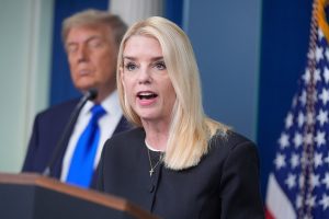 TRAMP SMIJENIO PEM BONDI: „Ona će preći na veoma važan i potreban novi posao“