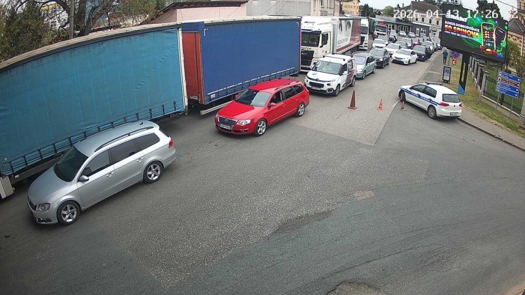 ХАОС НА ГРАНИЦАМА: Гужве у оба смјера, аутомобили стоје у колонама