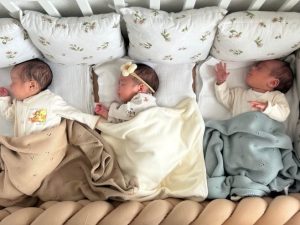 BEBE DOBRO NAPREDUJU: Ministarka Ignjatović posjetila porodicu Vujnić koja je nedavno dobila trojke (FOTO)