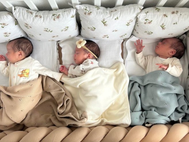 BEBE DOBRO NAPREDUJU: Ministarka Ignjatović posjetila porodicu Vujnić koja je nedavno dobila trojke (FOTO)