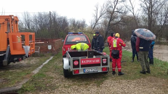 U PREPLAVLJENOJ RIJECI POPRAVLJALI DALEKOVOD: Radnici „Elektrokrajine“ u Prnjavoru u opassnom poduhvatu vratili mještanima struju (FOTO)