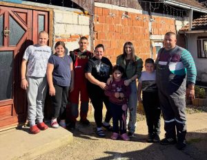 БАЊАЛУЧАНКА НЕ ПРЕСКАЧЕ ТРАДИЦИЈУ И ПОМАЖЕ УГРОЖЕНИМ ПОРОДИЦАМА: На хуманитарној радионици шарања јаја скупљено преко 4.000 КМ за Тривиће (ФОТО/ВИДЕО)