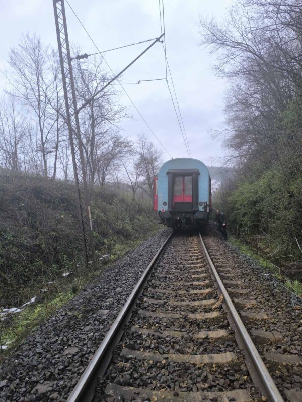 ДРАМА НА ПРУЗИ ДОБОЈ-БАЊАЛУКА: Одрон зауставио воз (ФОТО)