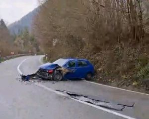 ТЕЖАК УДЕС КОД ЈАЈЦА: Возило скоро смрскано, саобраћај обустављен