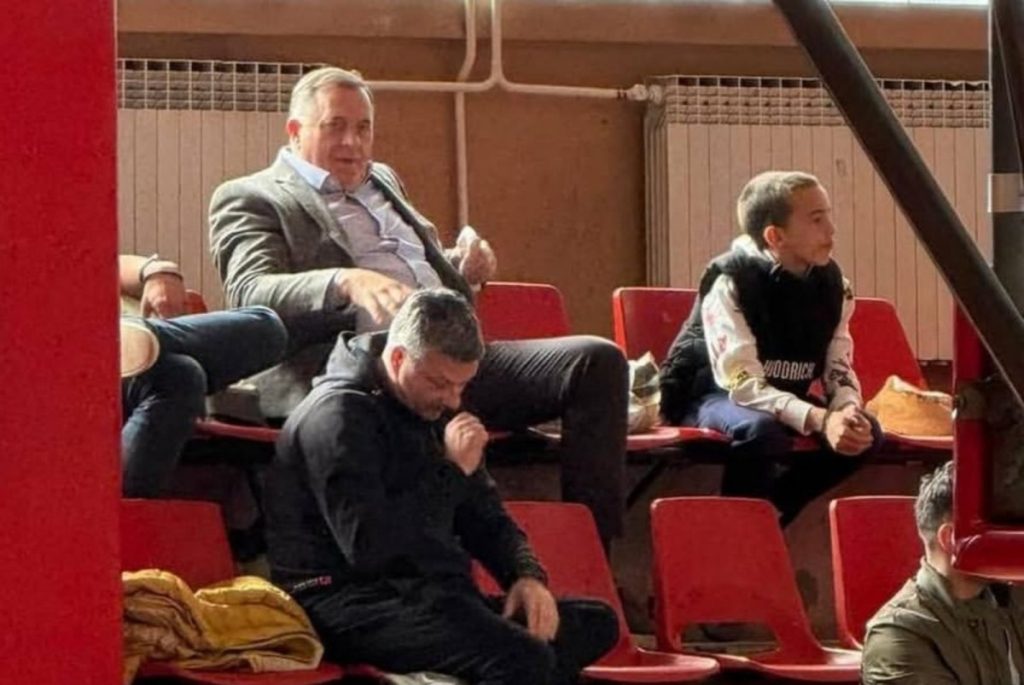 „ОВО СУ НАЈВАЖНИЈЕ ПОБЈЕДЕ“: Додик показао како прати унука са трибина и послао јаку поруку (ФОТО)