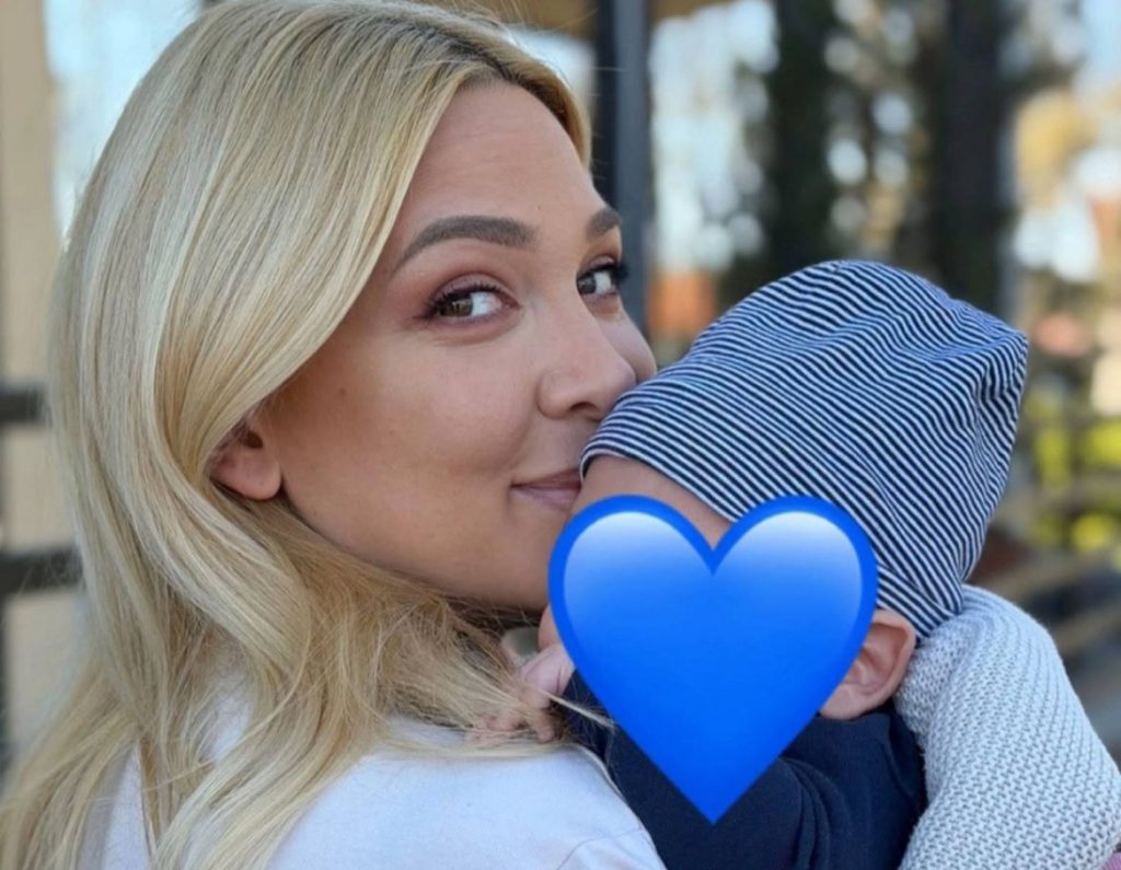 PRVA FOTOGRAFIJA KOJI TOPI SRCA: Milica Todorović ne ispušta sina Bogdana iz naručja (FOTO)