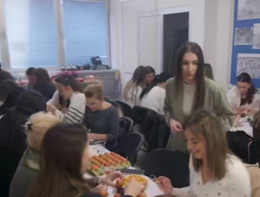 BANJALUČANKA NE PRESKAČE TRADICIJU I POMAŽE UGROŽENIM PORODICAMA: Održana četvrta humanitarna radionica šaranja jaja (FOTO/VIDEO)