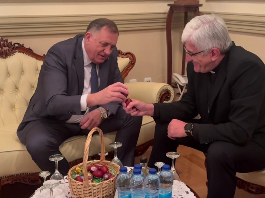DODIK SA BISKUPOM MAJIĆEM: Ispoštovali važan običaj za Uskrs, evo ko je pobijedio (FOTO/VIDEO)