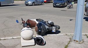 SAOBRAĆAJNA NEZGODA U BANJALUCI: Sudarili se automobil i motor kod Narodnog pozorišta (VIDEO)