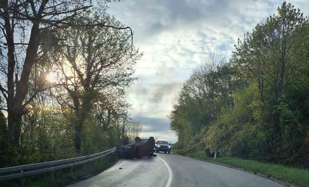 VOZILO ZAVRŠILO NA KROVU: Saobraćajna nezgoda na putu Banjaluka – Manjača