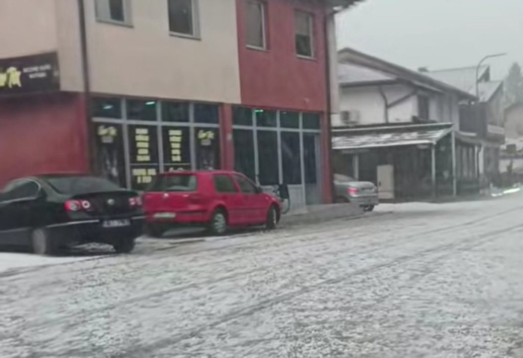 NEVRIJEME POGODILO BIHAĆ: Zapadao led na ulicama (FOTO/VIDEO)