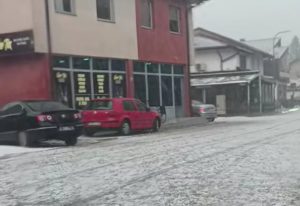 NEVRIJEME POGODILO BIHAĆ: Zapadao led na ulicama (FOTO/VIDEO)