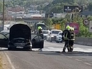 DRAMA KOD BANJALUKE: Zapalio se automobil na brzoj cesti