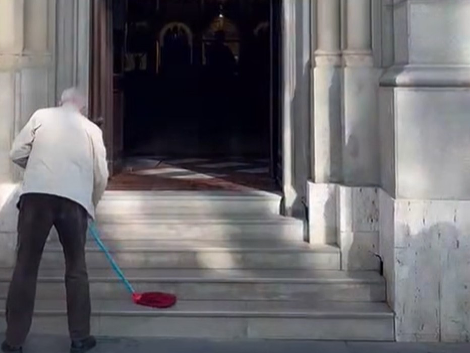 VANDALI U ZAGREBU SKRNAVE PRAVOSLAVLJE: Nepoznati napadači gađali crkvu stolicama (FOTO/VIDEO)