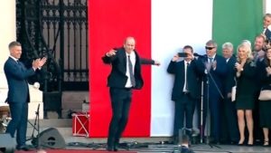 „NIJE MI PALO NA PAMET DA ME GLEDA CIJELI SVIJET“ Novi ministar zdravstva u Mađarskoj zaplesao na inauguraciji (VIDEO)