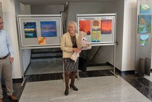 NOVKA POKAZALA DA NIKAD NIJE KASNO: Penzionisana profesorka filozofije iz Bratunca izložila radove na prvoj humanitarnoj izložbi (FOTO)