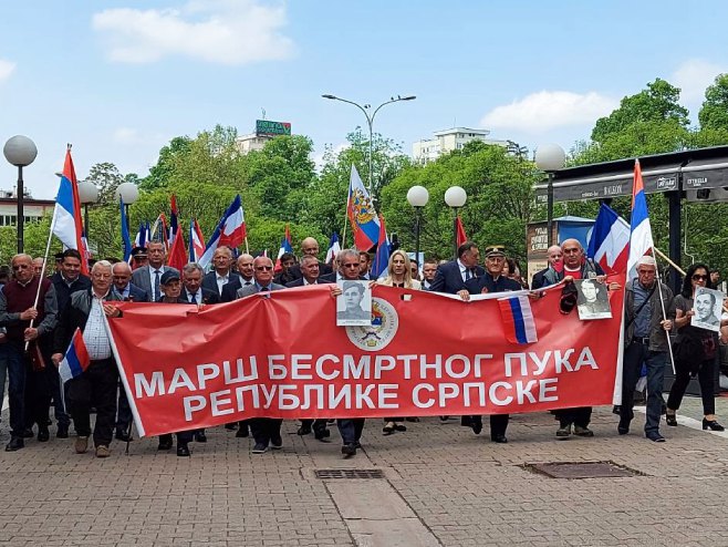 BANJALUKA OBILJEŽAVA DAN POBJEDE MARŠOM „BESMRTNOG PUKA“: Danas polaganje vijenaca i cvijeća kod spomenika žrtvama fašizma