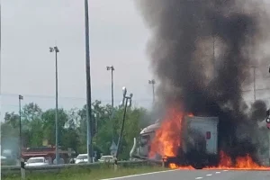 UŽAS NA AUTOPUTU BREGANA-ZAGREB: Kampion se zapalio, vozač ostao zarobljen u plamenu (VIDEO)