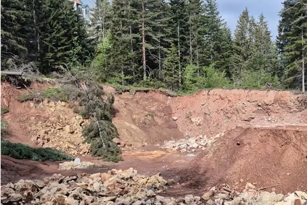 NOVA KATASTROFA NA TREBEVIĆU: Odron prijeti kućama i putevima, institucije i dalje ćute (VIDEO)
