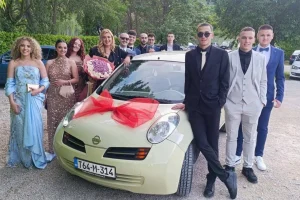 IZNENAĐENJE KOJE SE NE ZABORAVLJA: Maturanti razrednici „ukrali“ stari auto i vratili ga kao da je nov (VIDEO)
