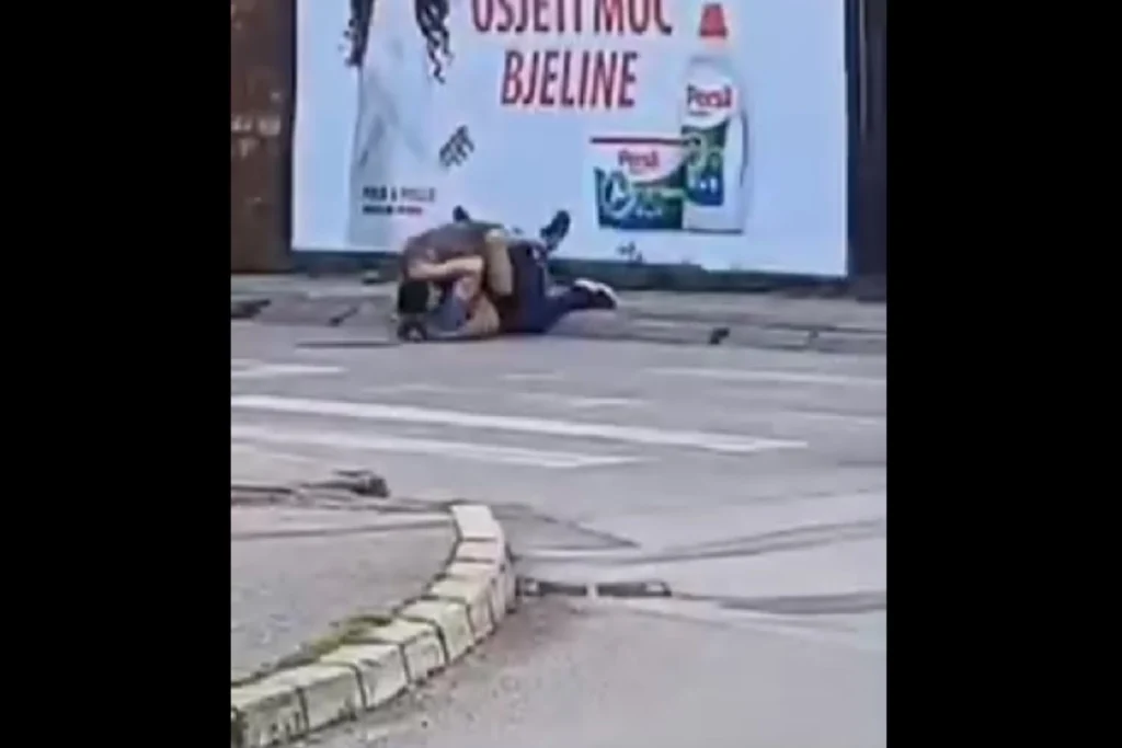 ИНЦИДЕНТ У ЦЕНТРУ БАЊАЛУКЕ: Двојица мушкараца се потукла пред пролазницима (ВИДЕО)