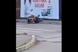 ИНЦИДЕНТ У ЦЕНТРУ БАЊАЛУКЕ: Двојица мушкараца се потукла пред пролазницима (ВИДЕО)