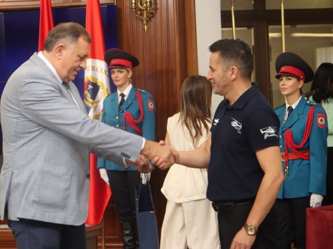 SPASIO 100 ŽIVOTA, A SVOJ IZGUBIO: Dodik se oprostio od Kusturića – „Tužna nam je slava“ (FOTO)