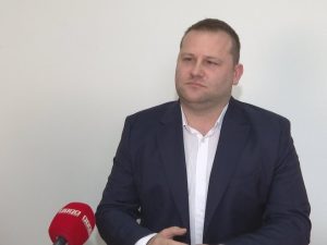 „ČETNIČULJAK“: Uvrede i prijetnje Milošu Lukiću zbog najave promocije knjige o Prijedoru (VIDEO)