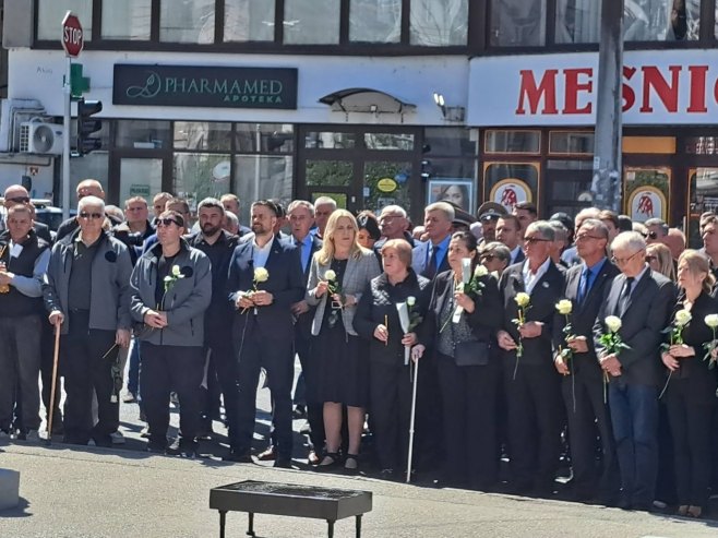 SRBI STIGLI UZ JAKE MJERE OBEZBJEĐENJA: Mirnom šetnjom i polaganjem cvijeća obilježeno 34 godine od zločina u Dobrovoljačkoj (FOTO)