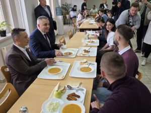 МИНИЋ РУЧАО СА СТУДЕНТИМА У МЕНЗИ: Предсједник Владе посјетио Студентски дом „Бориша Старовић“ у Фочи