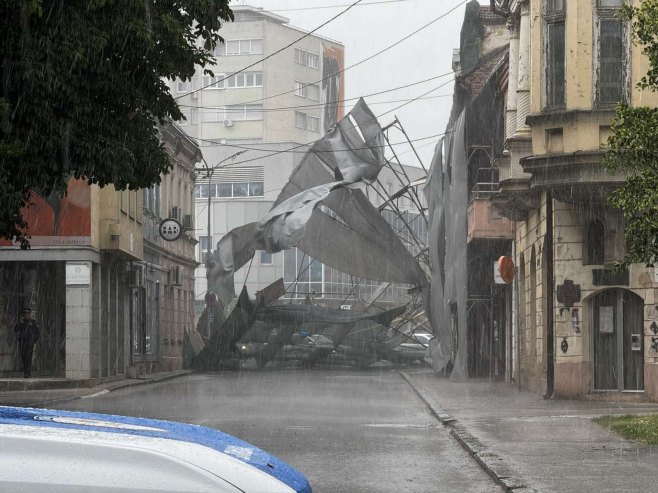 NEVRIJEME STIGLO U SRPSKU: Olujni vjetar srušio zaštitu na zgradi u Prijedoru (VIDEO)