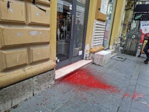 „DA LI JE OVO NAJAVA KRISTALNE NOĆI U SARAJEVU?“ Kovačević povodom grafita na srpskim radnjama
